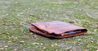 Парень нашел поношенный бумажник. Он и представить не мог, к чему это приведет!